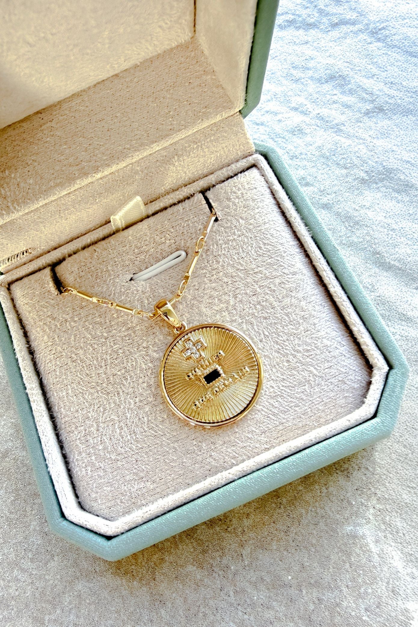 Que Pendant & Necklace - Gold