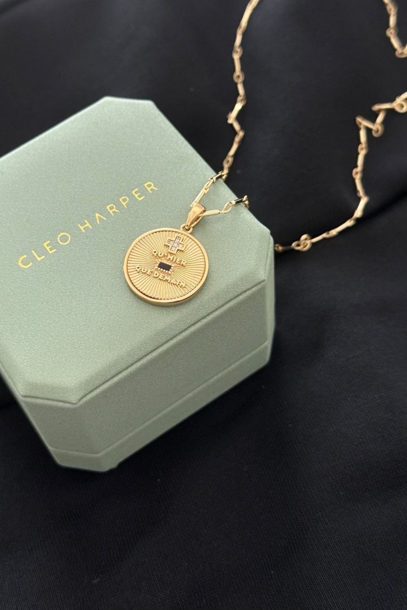 Que Pendant Necklace Gold – Cleo Harper - Main Image