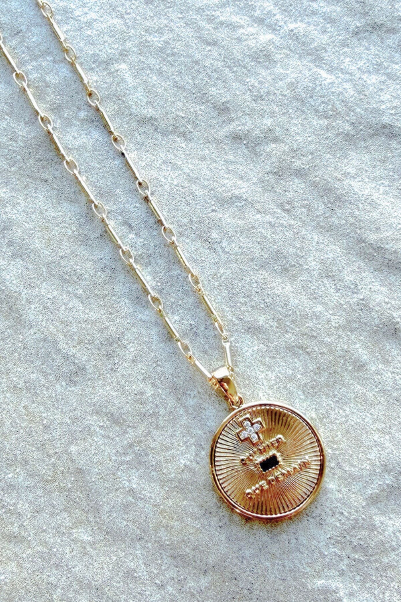 Que Pendant & Necklace - Gold