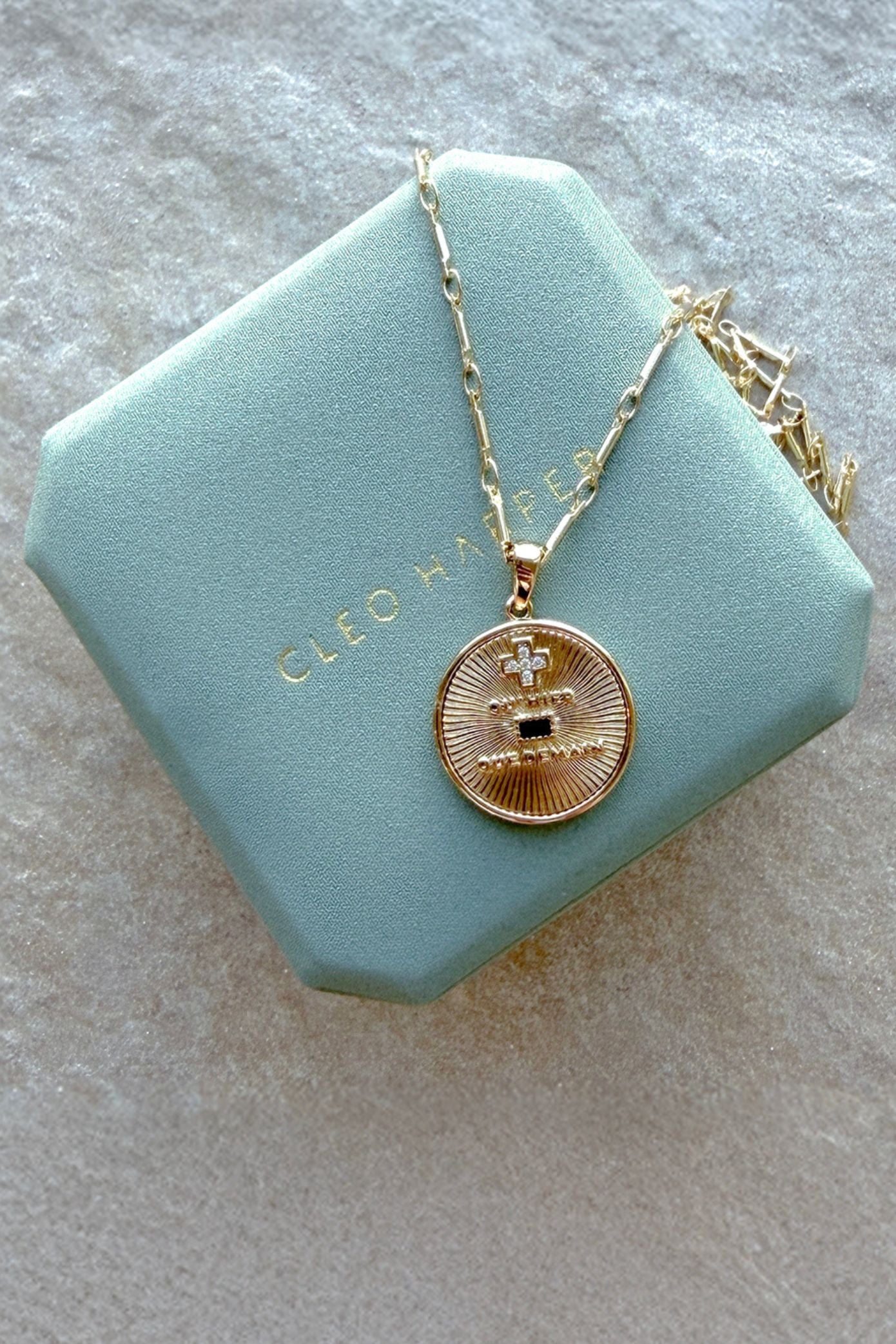 Que Pendant & Necklace - Gold